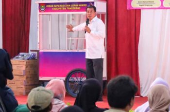 Gerak Cepat Entaskan Kemiskinan, Bupati Tangerang Bagikan 50 Gerobak UMKM dan Kompor Gas untuk Warga Pesisir